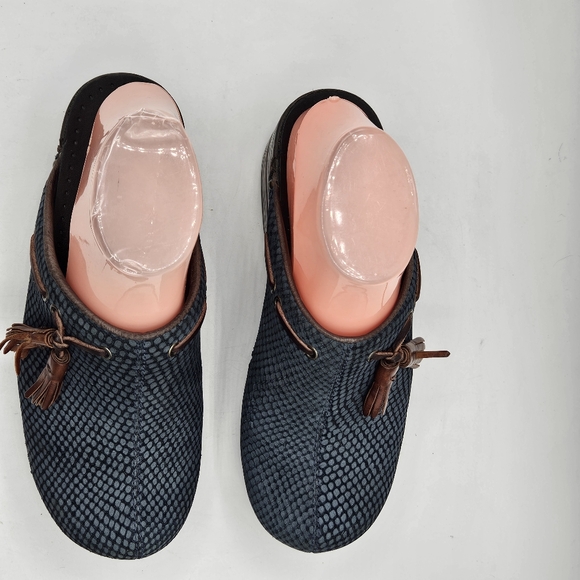 Dansko blue suede grid w/tassels classic clog shoes size 38 US size 7.5/ 8 htf - Picture 4 of 16